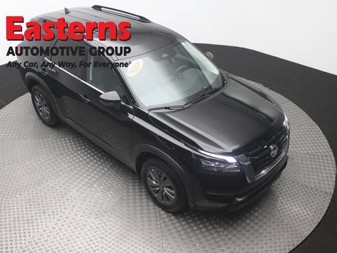 Used 2025 Nissan Pathfinder SV FWD image 3