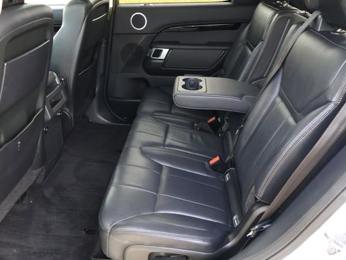 Used 2020 Land Rover Discovery SE image 19