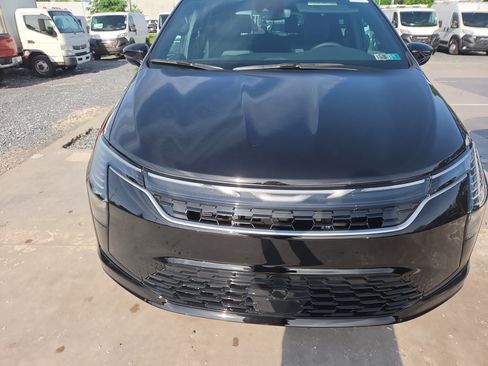 New 2027 Chrysler Pacifica Select FWD image 21