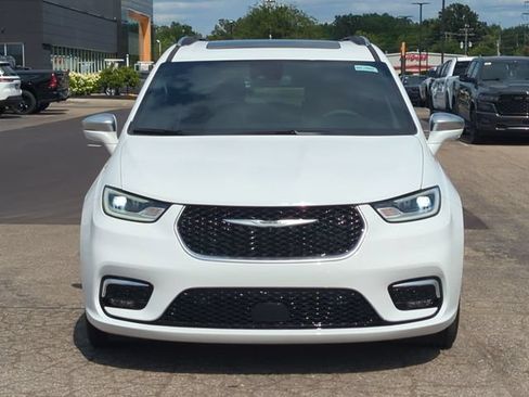 Used 2024 Chrysler Pacifica Pinnacle FWD image 8