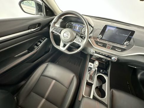 Used 2025 Nissan Altima 2.5 SR FWD image 9