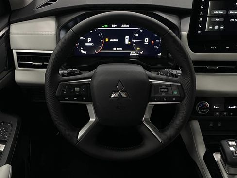 New 2025 Mitsubishi Outlander SE image 14