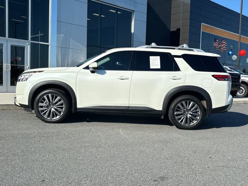 Used 2024 Nissan Pathfinder SL w/ SL Premium Package FWD image 6