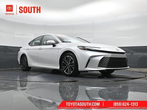 Used 2025 Toyota Camry XLE AWD/4WD image 38