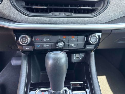 Certified 2024 Jeep Compass Latitude AWD/4WD image 17