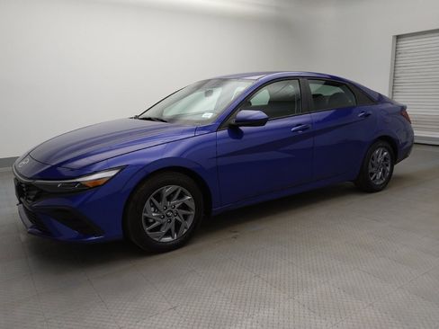 Used 2025 Hyundai Elantra Hybrid FWD image 2