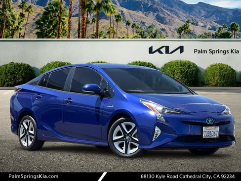 Used 2016 Toyota Prius Three Touring w/ Preferred Accessory Package FWD image 1
