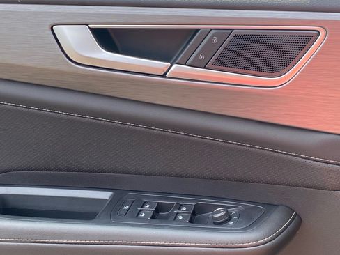 Certified 2025 Volkswagen Atlas Cross Sport SE w/ Panoramic Sunroof Package AWD/4WD image 16