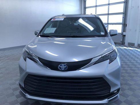 Certified 2025 Toyota Sienna XLE FWD image 14