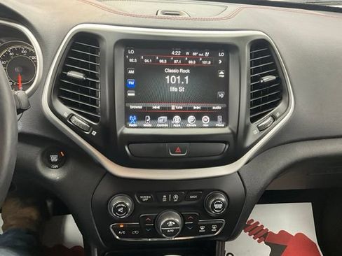 Used 2017 Jeep Cherokee Trailhawk AWD/4WD image 11
