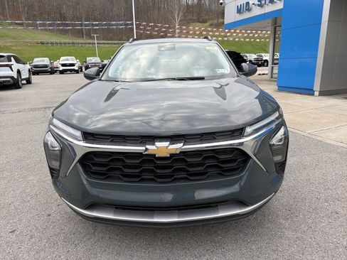 Used 2025 Chevrolet Trax LT FWD image 11