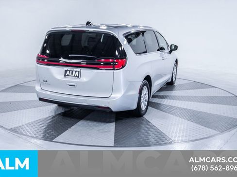 Used 2024 Chrysler Pacifica Touring-L image 9