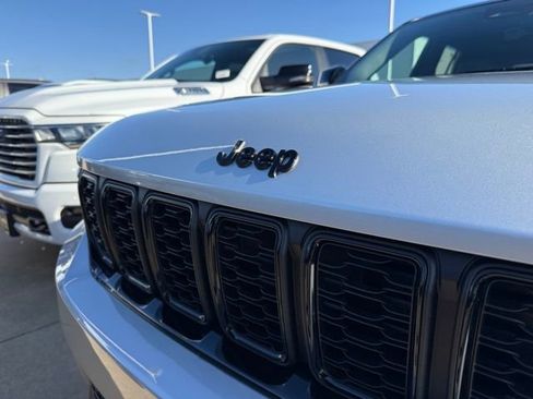 New 2025 Jeep Grand Cherokee Limited image 3