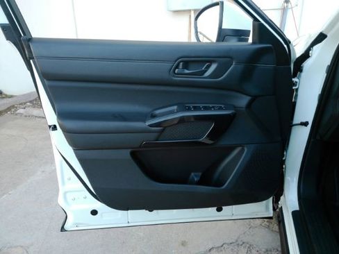 Used 2024 Nissan Pathfinder SV image 11