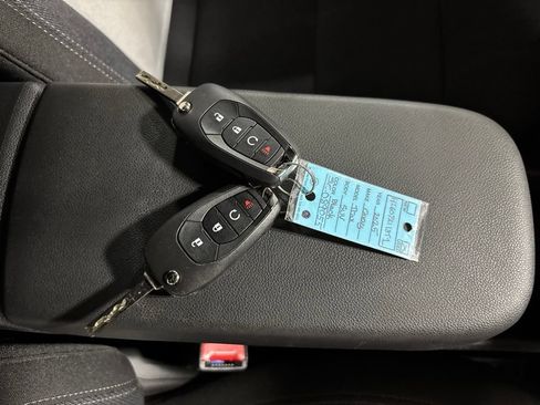 Used 2025 Chevrolet Trax RS FWD image 33