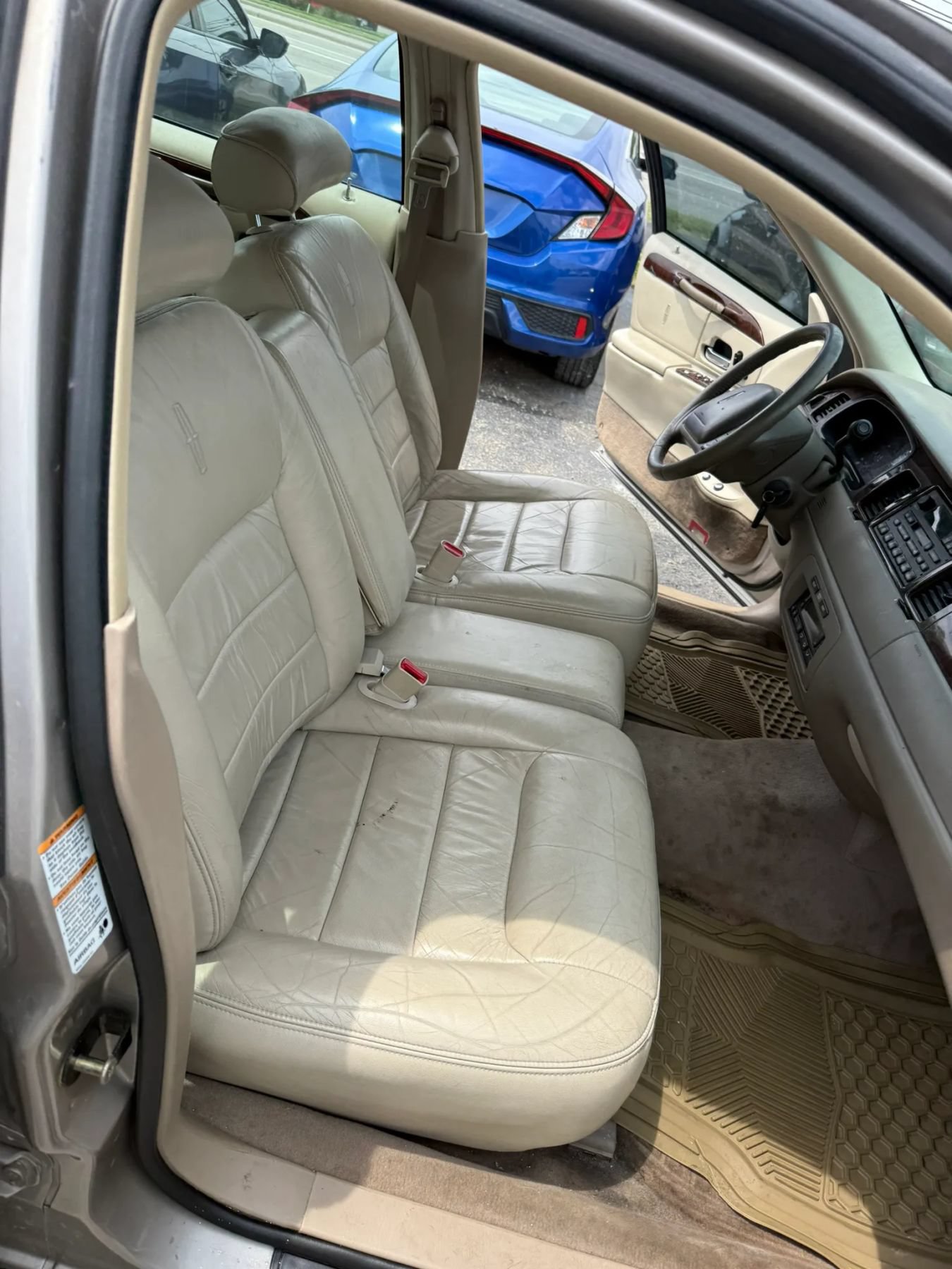 Used 2000 Lincoln Town Car Executive RWD image 19