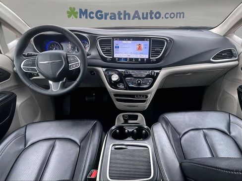 Used 2024 Chrysler Pacifica Touring-L FWD image 7