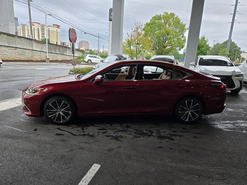 Used 2025 Lexus ES 350 w/ Premium Package FWD image 2
