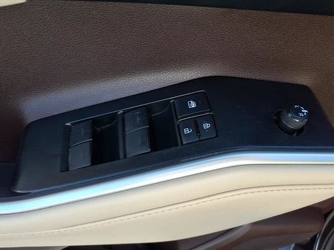 Used 2021 Toyota Highlander XLE AWD/4WD image 25