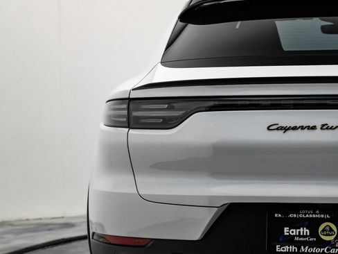 Used 2022 Porsche Cayenne Turbo image 12
