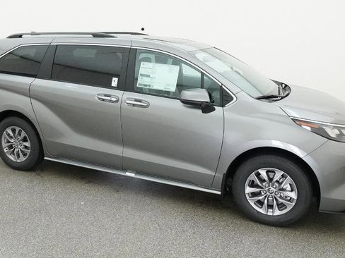 New 2026 Toyota Sienna XLE FWD image 15