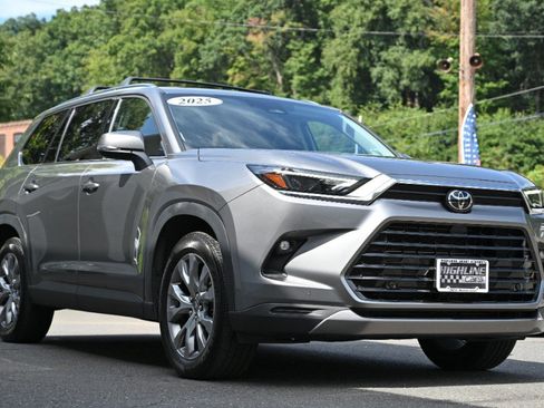 Used 2025 Toyota Grand Highlander AWD Hybrid image 10