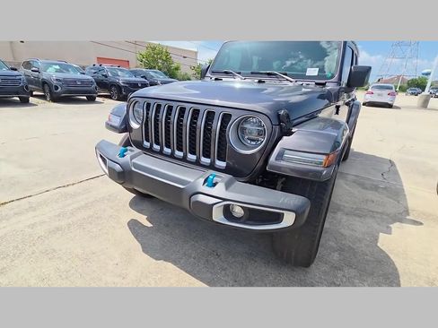 Used 2022 Jeep Wrangler Unlimited Sahara w/ Cold Weather Group AWD/4WD image 45