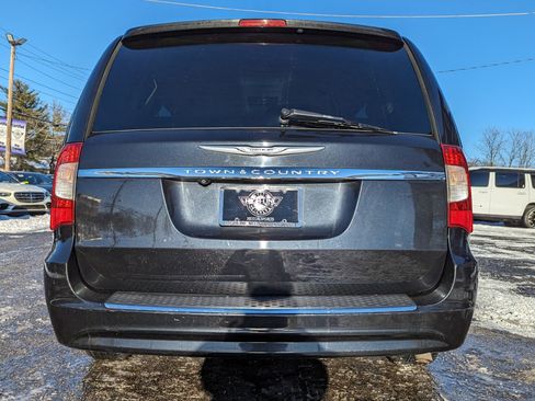 Used 2013 Chrysler Town & Country Touring image 9