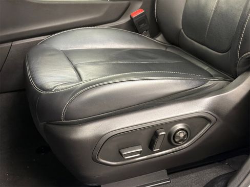 Used 2022 Jeep Grand Cherokee L Limited w/ Luxury Tech Group II image 17