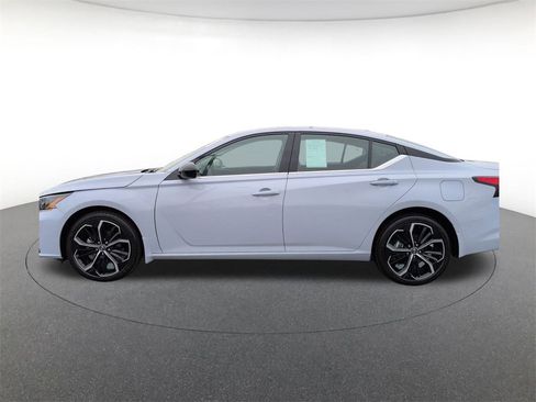 Used 2025 Nissan Altima 2.5 SR w/ SR Premium Package image 8