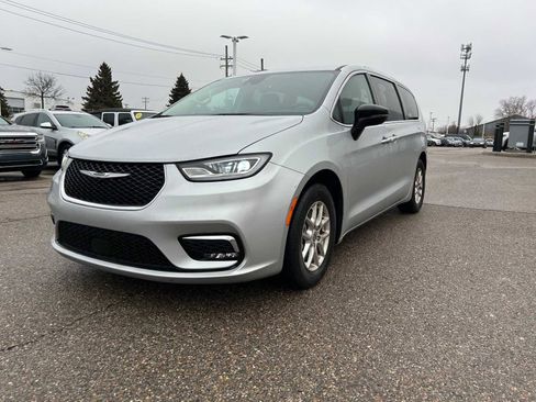 Certified 2024 Chrysler Pacifica Touring-L image 4