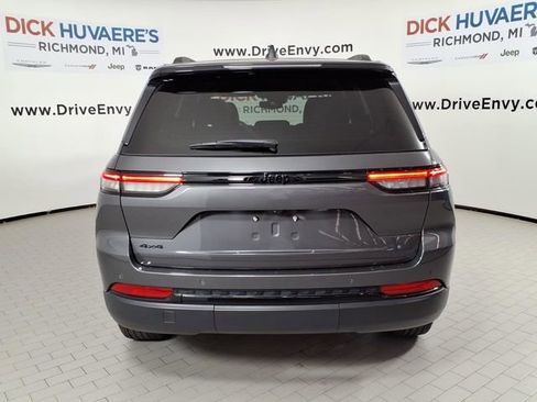 Used 2024 Jeep Grand Cherokee Altitude AWD/4WD image 5