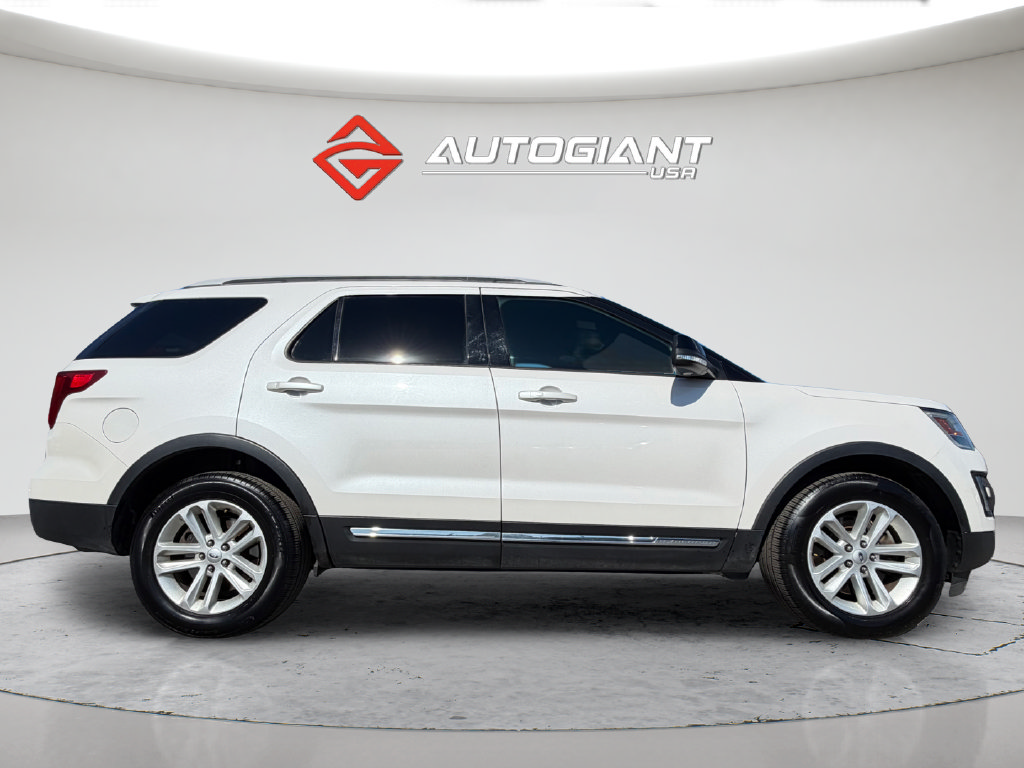 Used 2017 Ford Explorer XLT w/ Equipment Group 202A FWD image 9