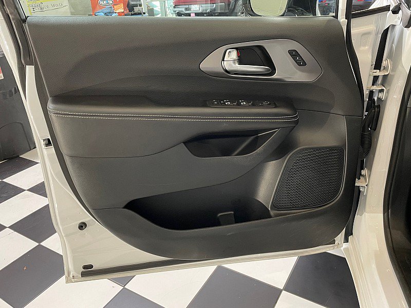 Used 2026 Chrysler Pacifica Select FWD image 21