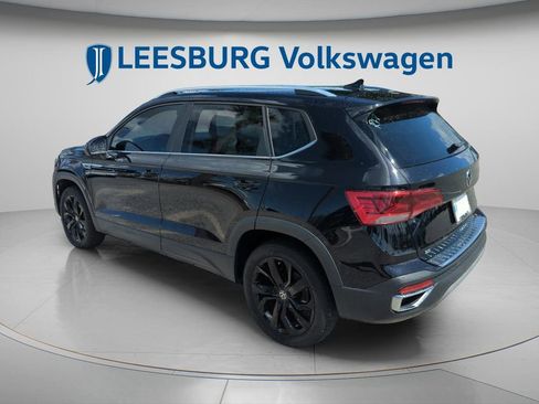 Certified 2022 Volkswagen Taos SE image 9