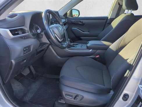Certified 2023 Toyota Highlander LE image 9