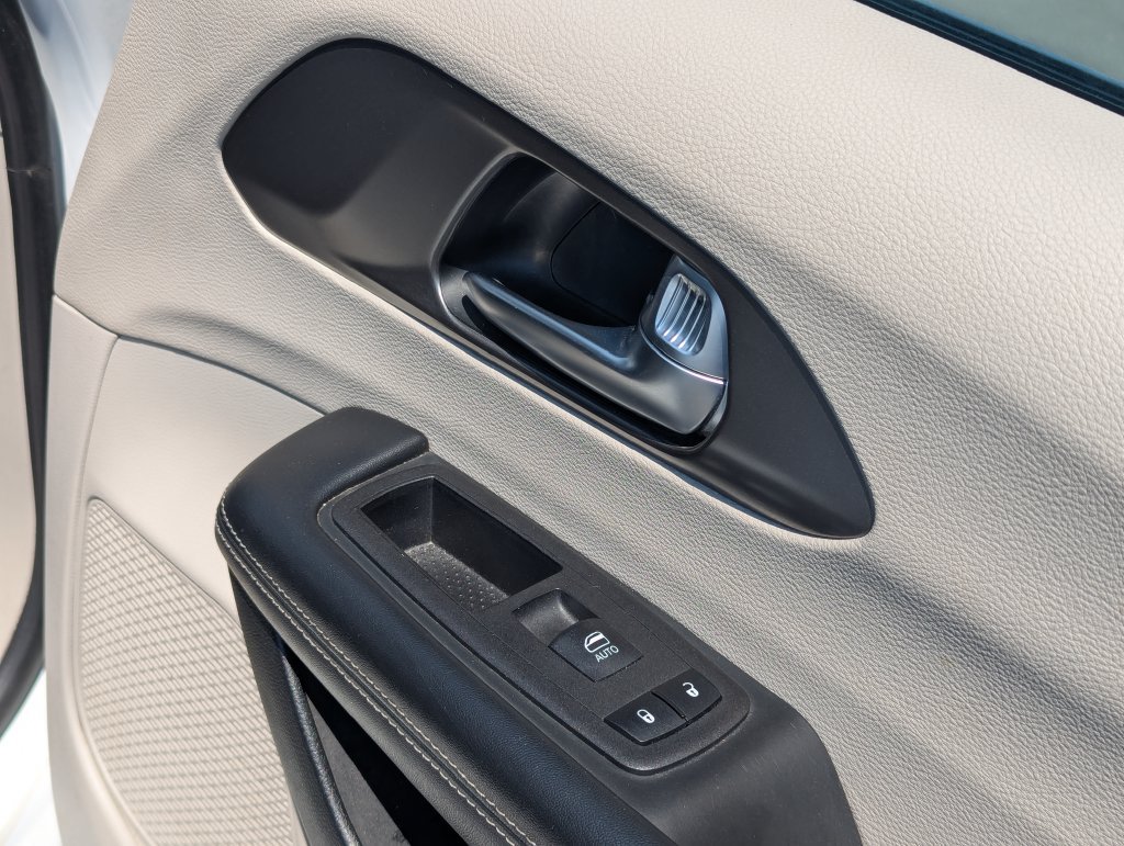 Used 2023 Chrysler Pacifica Touring-L FWD image 37
