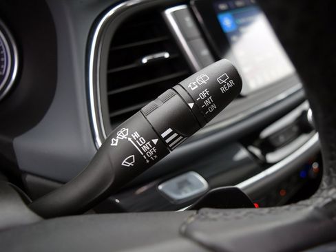 Used 2021 Buick Enclave Essence image 16