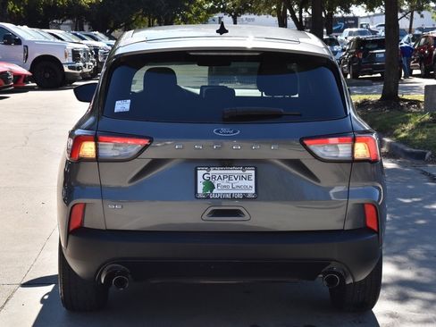 Used 2022 Ford Escape SE w/ SE Sport Appearance Package image 9