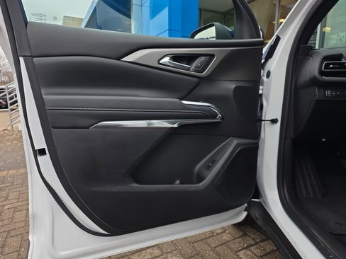 Used 2025 Chevrolet Traverse LT image 13