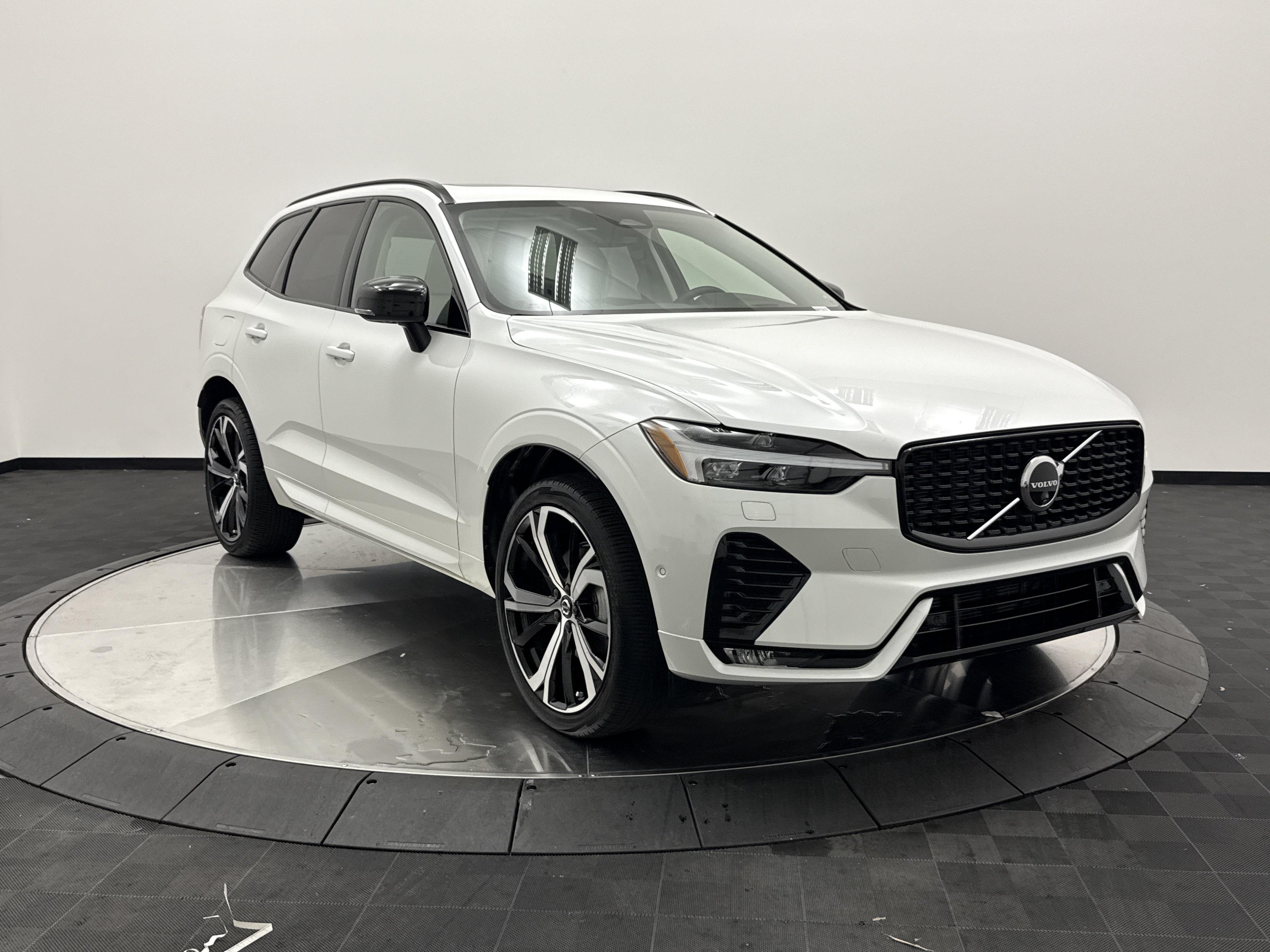 Used 2024 Volvo XC60 B5 Ultimate w/ Protection Package Premier AWD/4WD image 2