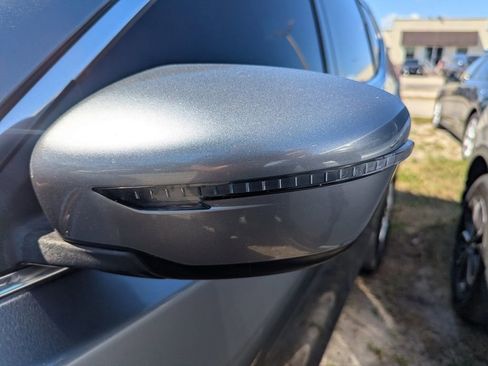 Used 2018 Nissan Rogue SV image 4