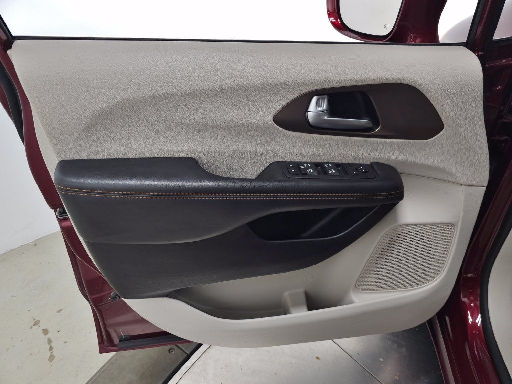 Used 2017 Chrysler Pacifica Touring-L Plus w/ Tire & Wheel Group FWD image 12