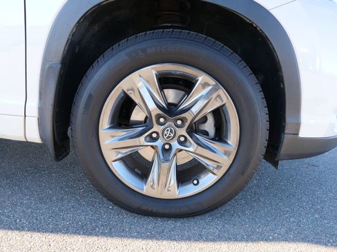 Used 2017 Toyota Highlander Limited Platinum image 10