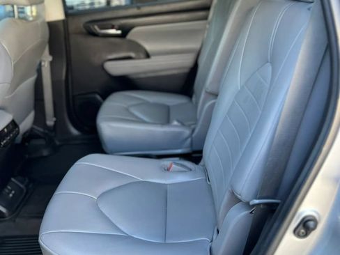 Used 2023 Toyota Highlander XLE FWD image 12