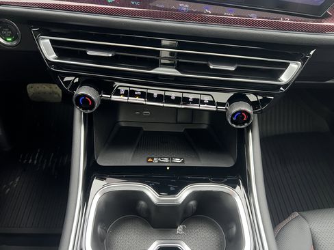 New 2026 Chevrolet Traverse Z71 w/ Enhanced Driving Package image 8