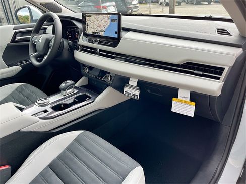New 2025 Mitsubishi Outlander SE image 30