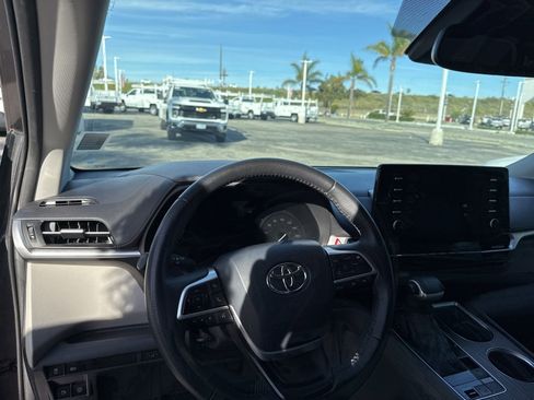 Used 2022 Toyota Sienna XLE image 8
