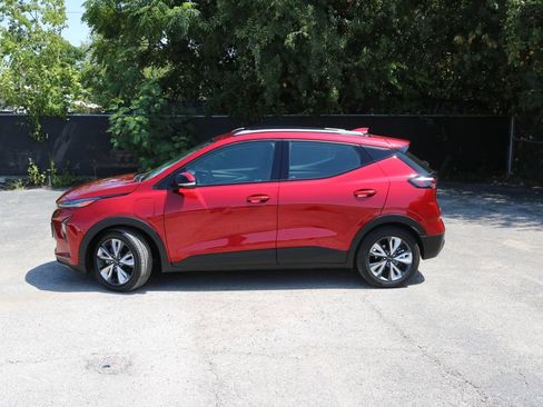 Used 2023 Chevrolet Bolt EUV LT w/ Convenience Package FWD image 2