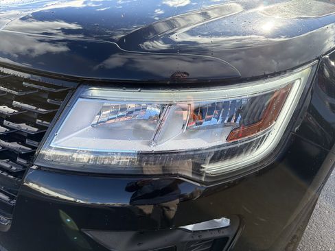 Used 2018 Ford Explorer XLT w/ Equipment Group 202A image 12